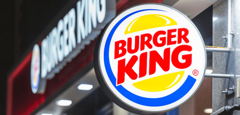 Placa do Burger King, com logo da empresa.