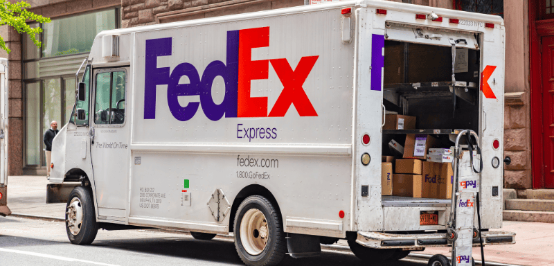 Caminhão de entrega da empresa, representando empregos na FedEx.