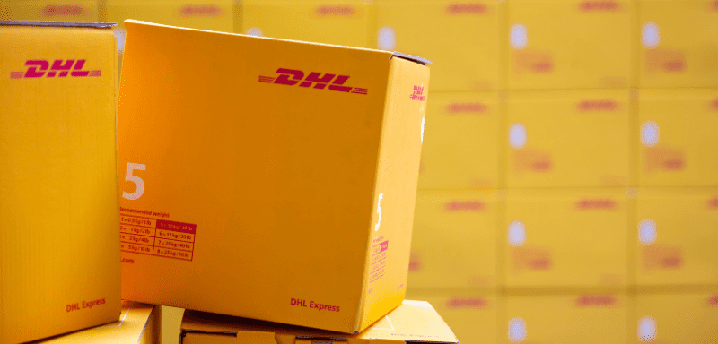 Caixas de entrega da DHL.