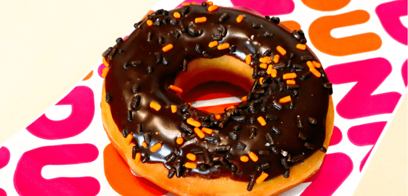 Donuts da Dunkin' Donuts, sobre guardanapo com identidade visual da rede.