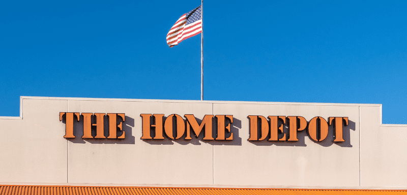 Fachada da The Home Depot, com bandeira dos EUA acima.