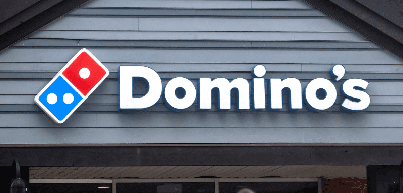 Logo da Domino's em fachada de restaurante.