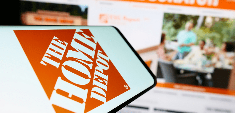 Logo da The Home Depot em celular.