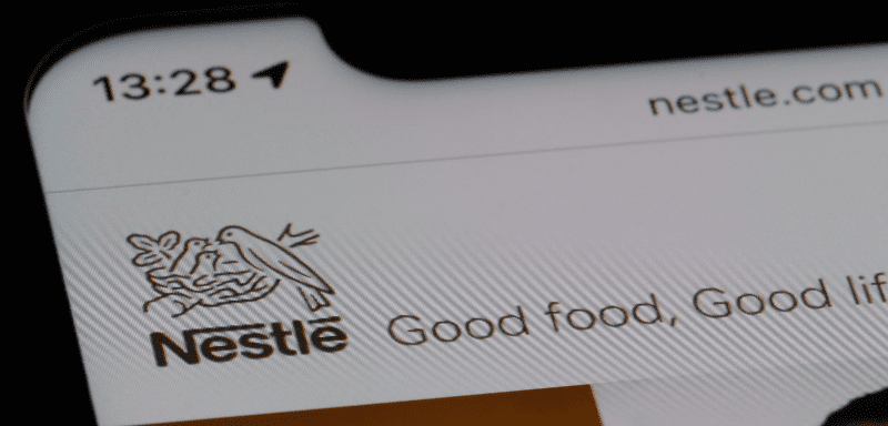 Site da Nestlé em tela de celular.