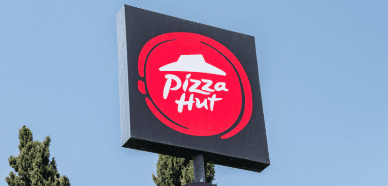 Logo da Pizza Hut em placa.