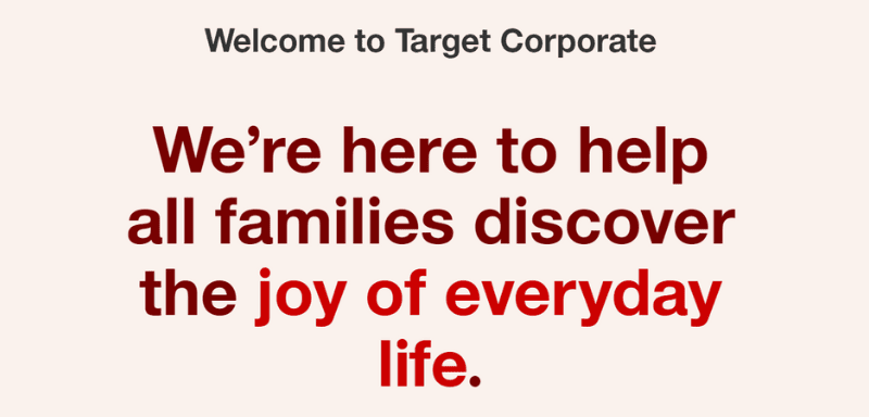 Frase do site da Target: "We're hete to help all families discover the joy of everyday life."