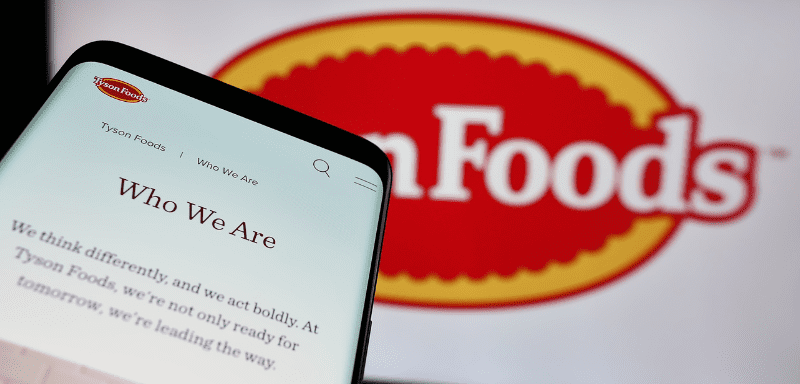Site da Tyson Foods em celular, sobre logo.
